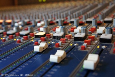 錄音室的調(diào)音器與攝影服務(wù) 雙劍合璧的藝術(shù)呈現(xiàn)